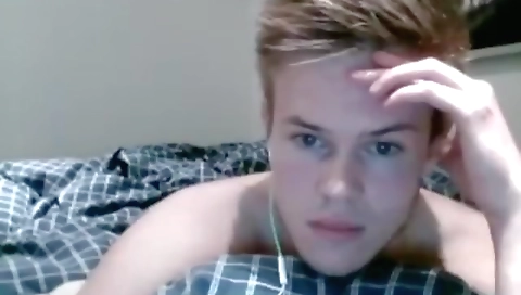 Spanish slut loves her pussy in the forest