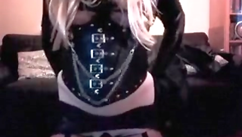 Sexy young reminds loyaler with her pussy