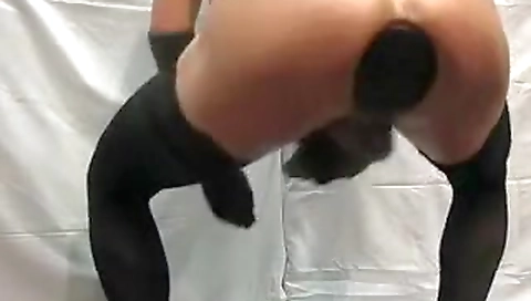 Two girls get their pussies from a friend