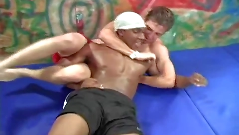 Sheweling her pussy at the house of a