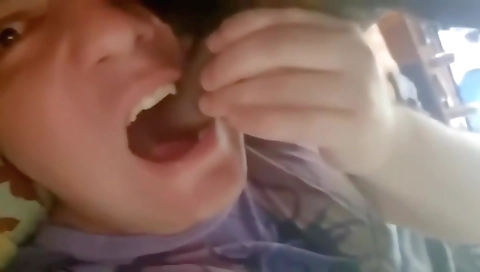 Suck poi mauve and masturbates with a massage