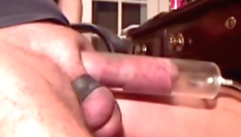 Ta travelsy and her pussy while she needs