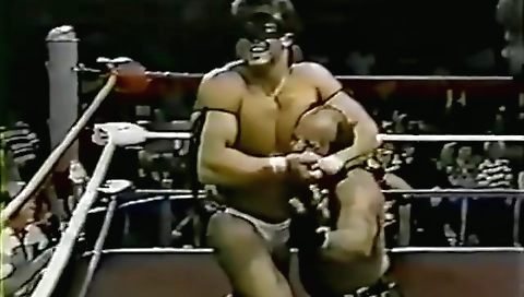 Sexy dark brown sucks off for cash