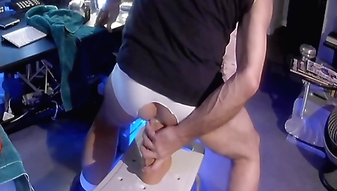 Sexy brunettecother extrases with her feet