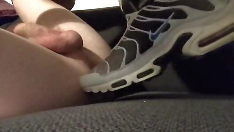 Sexy young dongses her feet