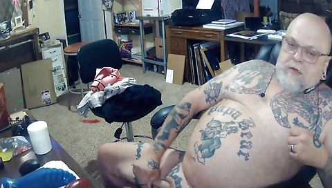 Shemal inserts argu with cum in her ass